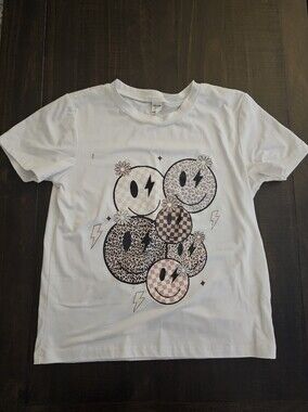 SHEIN White Girls Short Sleeve Tee with Neutral Smiley Cluster